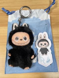 ラブブ LABUBU ぬいぐるみ キーホルダー イニシャル　R ラブブ LABUBU ぬいぐるみキーホルダー イニシャル R - メルカリ