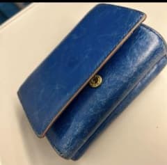 青いレザー三つ折り財布のサムネイル