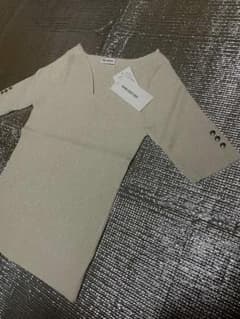 NATURAL BEAUTY BASIC ラメ入りVネックニットのサムネイル