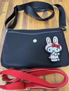 Kipling ハローキティー ショルダーバッグ　ブラックのサムネイル