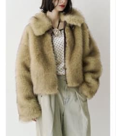 ベージュ ファーショートジャケットのサムネイル