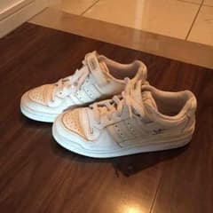adidasスニーカーのサムネイル