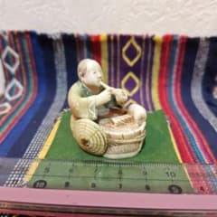 時代提物 彩色人物根付 天然素材 在銘【煙管で一服】高さ約3.9cm 重約 