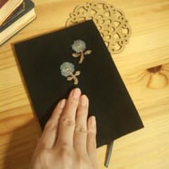 ②skip bookカバー＊ブラック＊ミナペルホネン＊刺繍＊花＊ハンドメイドのサムネイル