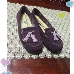 新品・未使用品　UGG LIZZY モカシン　スリッポン　パープル　サイズ5のサムネイル