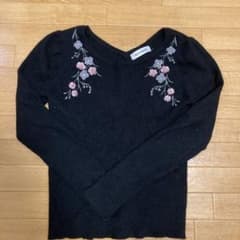 黒セーター　花刺繍のサムネイル