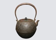 時代煎茶道具 荒岩肌 鉄瓶 斑紫銅蓋 透かし彫り蕾摘 砂型鋳造 侘び寂びの極致のサムネイル