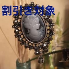 美品！カメオブローチ　グレーのサムネイル