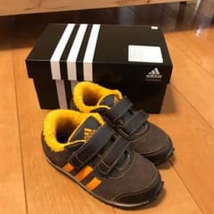 adidasスニーカーのサムネイル