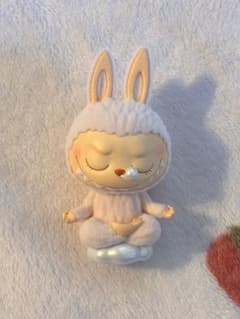 ポップマート ラブブ レイジーヨガ フィギュアのサムネイル