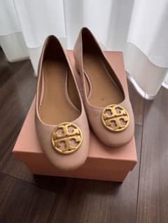 Tory Burchのピンクシューズ、ロゴ付きデザイUS7 Tory Burchのピンクシューズ、ロゴ付きデザイUS7 - メルカリ