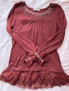 アクシーズファムの赤色のトップスのサムネイル
