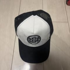 トラッカーキャップ 黒/白 ロゴ入りのサムネイル