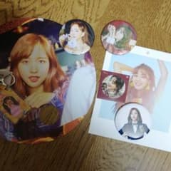 TWICEグッズ ミナ ジヒョ ナヨン サナ うちわ ポスターカード バッチなどのサムネイル
