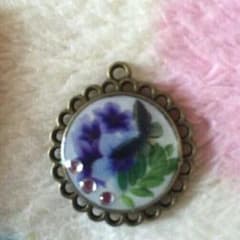 レジン 花に止まる黒蝶のサムネイル
