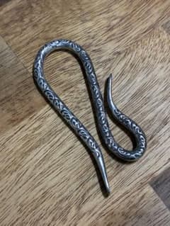 FIRST ARROW'S カラ草彫りキーフック - メルカリ