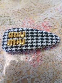 MIU MIU 千鳥格子柄 ヘアピン miu miu 千鳥格子柄 ヘアクリップ - メルカリ