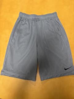 Nike メッシュ ハーフパンツ グレー　160のサムネイル