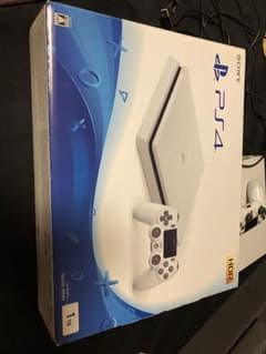 PlayStation®4 グレイシャー・ホワイト 1TB CUH-2100B…のサムネイル