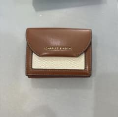 CHARLES & KEITH 三つ折り財布のサムネイル