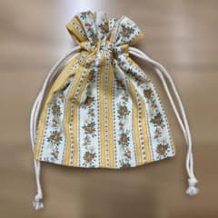 ハンドメイド　①黄色花柄 巾着袋♡のサムネイル