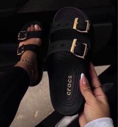 大人気！完売品crocs 黒 ダブルバックル サンダルのサムネイル