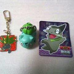 キーホルダー２種類、シール１枚。のサムネイル