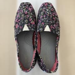 TOMS 花柄スリッポン ブラック（花柄）のサムネイル