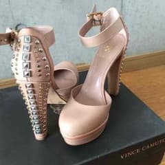 VINCE CAMUTO★スタッズヒールのサムネイル