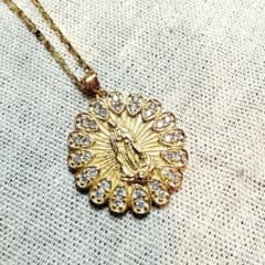 極美品】聖母マリア ゴールドメダル クリスタルネックレス 華やか 彫刻 
