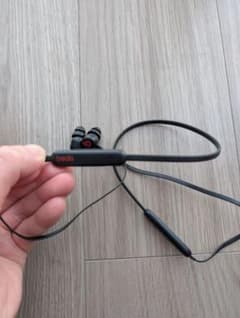 Beats ワイヤレスイヤホン ネックバンド式のサムネイル
