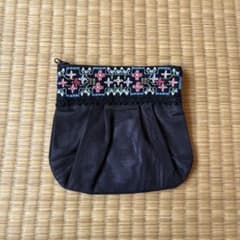 刺繍付き黒色フラットポーチ　手作りのサムネイル