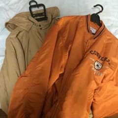 オレンジのダウンと肌色のコートのサムネイル