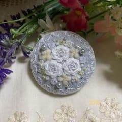 ハンドメイドくるみボタン刺繍ブローチ♡White-grey bouquetのサムネイル