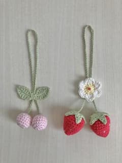 ハンドメイド　いちごチャームとさくらんぼチャーム　2個セット　編みぐるみのサムネイル