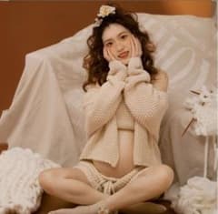 マタニティ フォト 衣装 おしゃれ 妊婦 妊婦 写真 スタジオ アート ニットのサムネイル