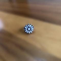 花形リング 黒と白のサムネイル