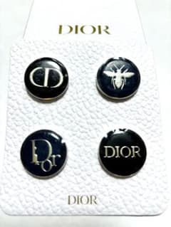 Dior ピンバッジ 4点セット - メルカリ