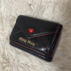 ミュウミュウ ブラックレザー三つ折り財布 マドラスラブレターハート