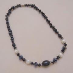 【値下げ】天然石風 ブラック＆ホワイト ネックレスのサムネイル