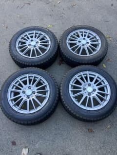 値下げ　その① アクア　スタッドレス　175/65R15 4本のうち2本のサムネイル