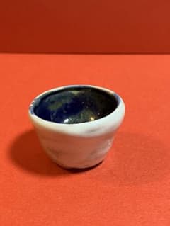 小さい手作りの陶器Rのサムネイル