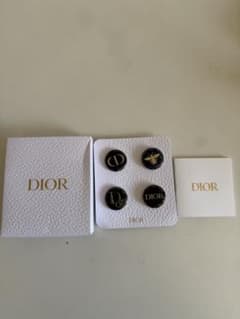 Dior（ディオール）の限定ノベルティ ピンバッジ4個セットのサムネイル
