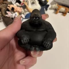 黒いゴリラフィギュア 人差し指サイズのサムネイル