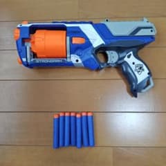 NERF トイガン 青/オレンジ ダーツ付き NERF STRONGARM トイガン ダーツ7本付き - メルカリ