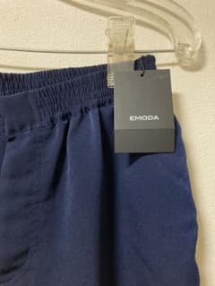 新品タグ付き【定価の半額以下】EMODA ズボンのサムネイル