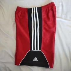 今だけお値下げ！adidas ストライプデザイン ショートパンツのサムネイル