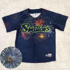 美品激レア！ヤクルトスワローズ 花火柄ベースボールシャツ つば九郎 ユニフォーム 美品激レア！ヤクルトスワローズ 花火柄ベースボールシャツ つば