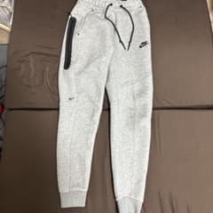 Nike テック グレー ジョガーパンツ Sサイズのサムネイル