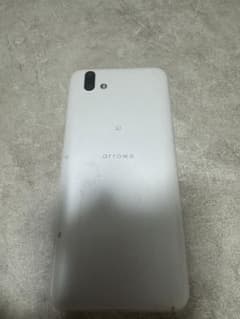 arrows スマートフォン 本体 シルバーのサムネイル